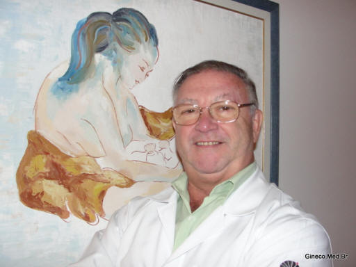 Dr. Sérgio Ramos ao lado da tela Maternidade pintada por Nina Chavasco