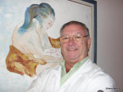 Dr. Sérgio Ramos ao lado da tela Maternidade pintada por Nina Chavasco